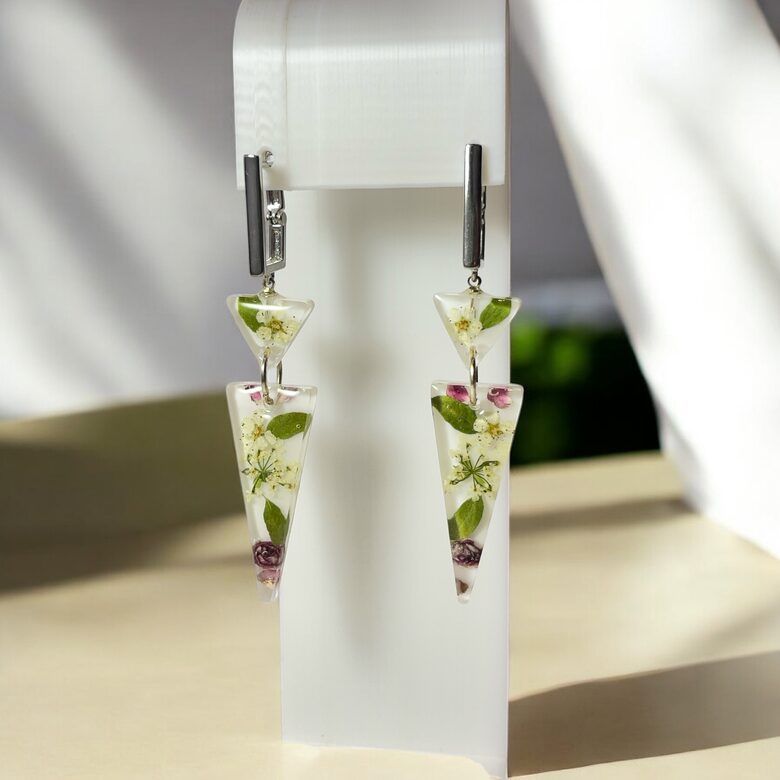 Balti auskari ar ziedu kompozīciju 2